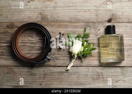 Roba per matrimoni. Composizione piatta con elegante boutonniere su tavolo in legno Foto Stock