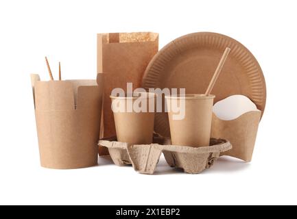 Confezioni alimentari ecologiche, stoviglie e sacchetti di carta isolati su bianco Foto Stock