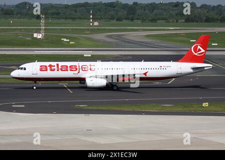 Airbus A321-200 turco Atlasjet con registrazione TC-ETV sul tratto di rullaggio all'aeroporto di Dusseldorf Foto Stock