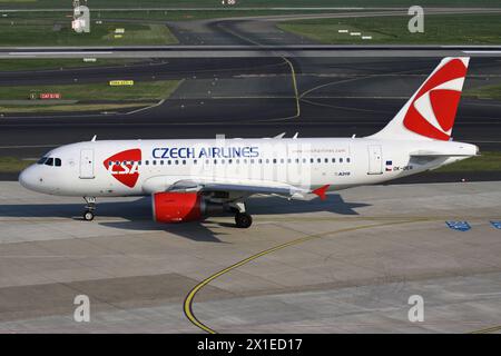 CSA Czech Airlines Airbus A319-100 con registrazione OK-OER all'aeroporto di Dusseldorf Foto Stock