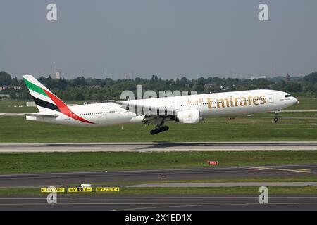 Emirates Boeing 777-300 con registrazione A6-EMR in finale breve per l'aeroporto di Dusseldorf Foto Stock