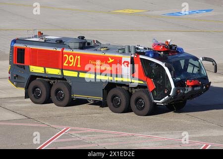 Veicolo di soccorso e antincendio Rosenbauer Panther all'aeroporto di Dusseldorf Foto Stock