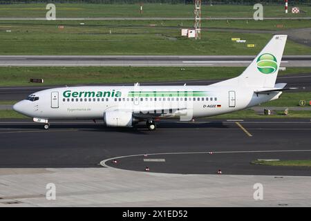 Boeing 737-300 tedesco Germania con registrazione D-AGEE sulla strada di rullaggio all'aeroporto di Dusseldorf Foto Stock