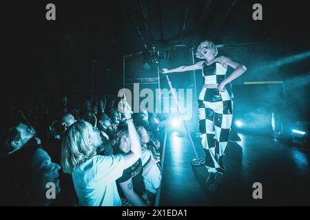 Copenaghen, Danimarca. 9 aprile 2024. La cantante pop norvegese Dagny esegue un concerto dal vivo al VEGA di Copenaghen. (Foto: Gonzales Photo - Peter Troest). Foto Stock