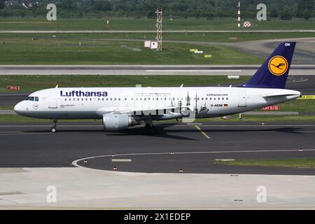 Airbus A320-200 della Lufthansa tedesca con registrazione D-AIQW in speciale livrea 100 anni dell'aeroporto di Amburgo sulla pista di rullaggio dell'aeroporto di Dusseldorf Foto Stock