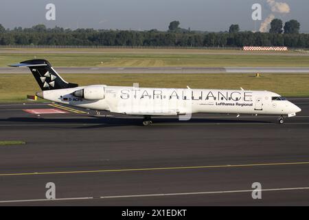 Bombardier regionale tedesco Lufthansa CRJ700 con registrazione D-ACPS in livrea Star Alliance in rullaggio all'aeroporto di Dusseldorf Foto Stock