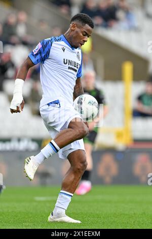 Brugge, Belgio. 1 aprile 2024. Raphael Onyedika (15) del Club Brugge nella foto durante la Jupiler Pro League stagione 2023 - 2024 partita del giorno 2 nei play-off dei campioni tra Cercle Brugge e Club Brugge il 1° aprile 2024 a Brugge, Belgio. (Foto di David Catry/Isosport) credito: Sportpix/Alamy Live News Foto Stock