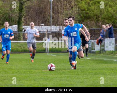 Sam Burns di Warrington Ryland corre lungo l'ala sinistra all'Hive Arena, Gorsey Lane, Warrington inseguito da un giocatore del Lancaster City FC Foto Stock