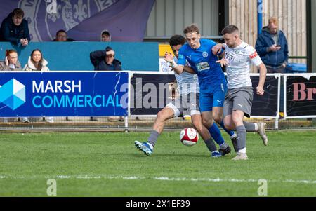 Il Ben Hardcastle di Warrington Ryland si trova tra due giocatori all'Hive Arena, Gorsey Lane, Warrington contro il Lancaster City FC Foto Stock