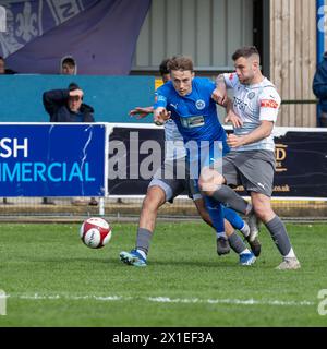 Il Ben Hardcastle di Warrington Ryland si trova tra due giocatori all'Hive Arena, Gorsey Lane, Warrington contro il Lancaster City FC Foto Stock