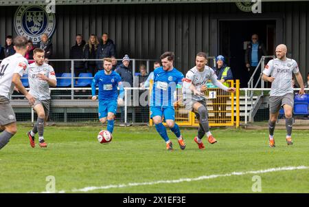 Sam Burns di Warrington Ryland ha il braccio tenuto all'Hive Arena, Gorsey Lane, Warrington contro il Lancaster City FC Foto Stock