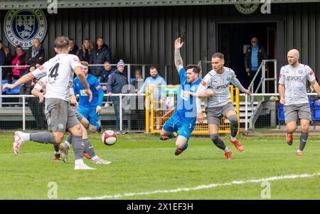 Sam Burns di Warrington Ryland ha il braccio tenuto all'Hive Arena, Gorsey Lane, Warrington contro il Lancaster City FC Foto Stock