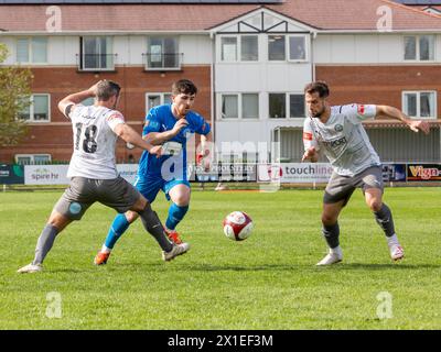 Sam Burns di Warrington Ryland corre attraverso due difensori con la palla all'Hive Arena, Gorsey Lane, Warrington contro il Lancaster City FC Foto Stock