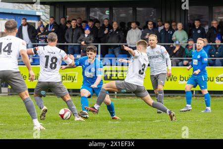 Sam Burns di Warrington Ryland affronta gli avversari all'Hive Arena, Gorsey Lane, Warrington contro il Lancaster City FC Foto Stock