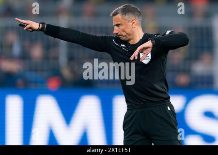 Dortmund, Germania. 16 aprile 2024. DORTMUND, GERMANIA - 16 APRILE: Arbitro Slavko Vincic durante la seconda tappa dei quarti di finale - partita di UEFA Champions League 2023/24 tra Borussia Dortmund e Atletico Madrid al Signal Iduna Park il 16 aprile 2024 a Dortmund, Germania. (Foto di Joris Verwijst/Agenzia BSR) credito: Agenzia BSR/Alamy Live News Foto Stock