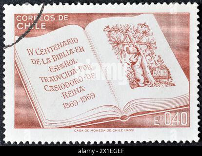 Francobollo cancellato stampato dal Cile, che mostra Open Bible, Translation of the Bible into Spanish, 1969 circa. Foto Stock