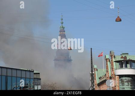 Copenaghen/Danimarca (solo per uso editoirale)/16 aprile 2024/l'edificio storico della Danimarca e la grande architettura danisn centry vecchia sta seppellendo l'edificio della Borsa di Olde a Copenaghen, i danesi sono scioccati di vedere il grande edificio del menument danese in fiamme e i pompieri lavorano duramente per fermare il fuoco nel vecchio cambio delle scorte a Copenaghen. (Foto.Francis Joseph Dean/Dean Pictures) (NON PER USO COMMERCIALE) Foto Stock