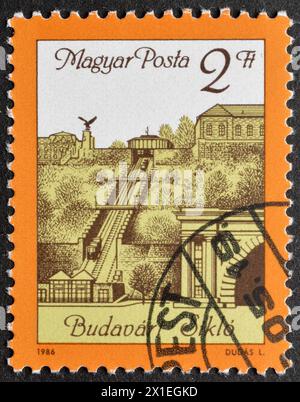Francobollo cancellato stampato dall'Ungheria, che mostra la riapertura della funicolare al castello di Buda, intorno al 1986. Foto Stock