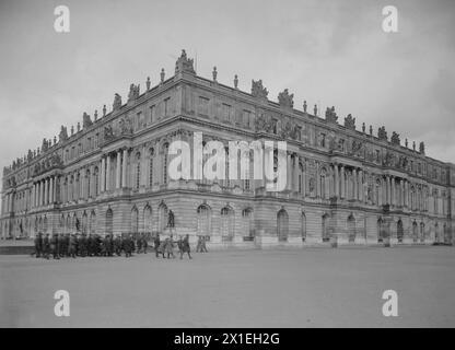 La Reggia di Versailles, vista che mostra l'esterno della Galleria di vetro CA. Aprile 1919 Foto Stock