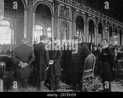 Rappresentanti internazionali alla Conferenza di pace di Parigi in sessione ca. 1919 Foto Stock