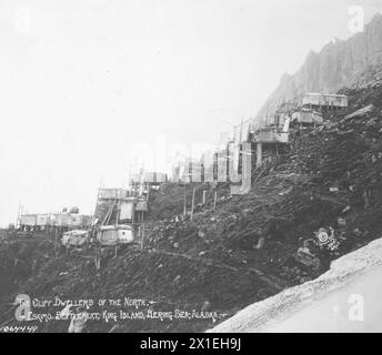 (Didascalia originale) Eskimo Cliff dweller Settlement, King Island, Bering Strait, Alaska CA. 1921 Foto Stock