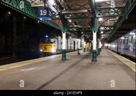 Locomotiva di classe 73 britannica a Edinburgh Waverley in attesa con 0439 Edimburgo - Aberdeen porzione di 2115 Caledonian Sleeper da London Euston Foto Stock