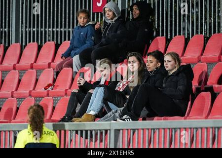 Amsterdam, Paesi Bassi. 16 aprile 2024. Amsterdam - tifosi durante la partita tra Ajax V1 e Feyenoord V1 a De Toekomst il 16 aprile 2024 ad Amsterdam, Paesi Bassi. Credito: Foto Box to Box/Alamy Live News Foto Stock