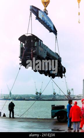 Locomotiva a vapore Flying Scotsman scaricata dalla nave container francese CGM la Perouse presso Tilbury Docks, al ritorno dall'Australia. La loco aveva viaggiato per il paese mentre prendeva parte alle celebrazioni del bicentenario australiano nel 1988. LNER Classe A3 4472 Flying Scotsman Foto Stock