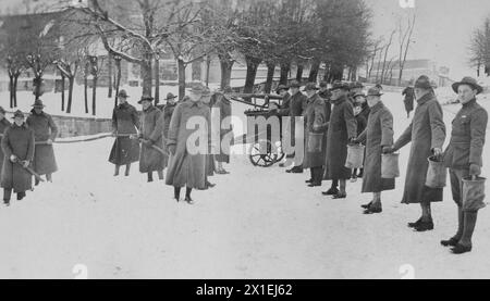 I soldati americani formano una brigata a secchio d'acqua per spegnere un incendio CA. 1917 o 1918 Foto Stock