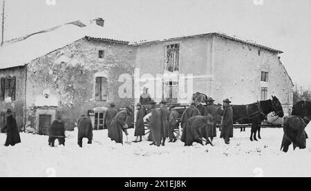 I soldati americani scagliano neve dalle strade di Damblain, Francia ca. 1917 o 1918 Foto Stock