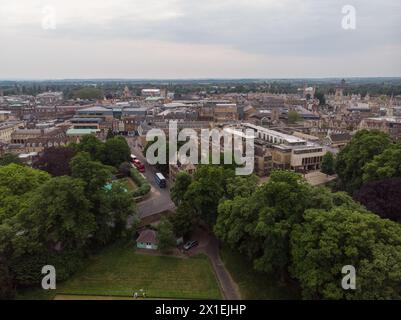 NOTA DELL'EDITORE: (Immagine scattata con un drone) una vista ariale del centro di Cambridge nel Cambridgeshire. Foto Stock