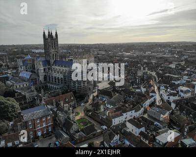 NOTA DELL'EDITORE: Immagine scattata con una droneAn vista Arial della famosa Cattedrale di Canterbury nel Kent Foto Stock