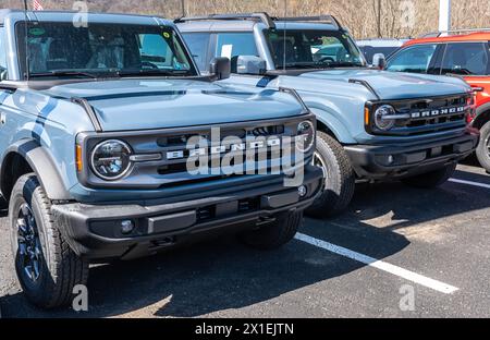 Due nuovi SUV Ford Bronco in vendita presso una concessionaria Foto Stock