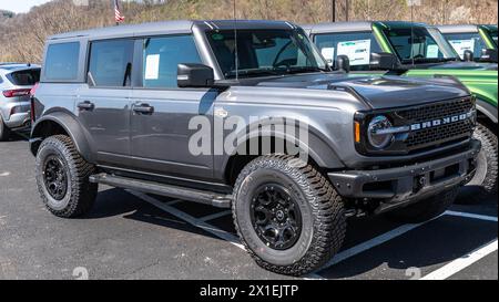 Un nuovo SUV Ford Bronco in vendita presso una concessionaria Foto Stock