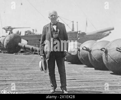 Thomas Edison al lavoro alla stazione navale di Key West, dove è impegnato in lavori sperimentali segreti CA. 1918 Foto Stock