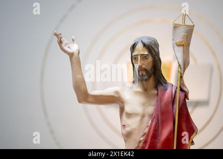 Statua del Risorto Gesù Cristo. Esposto sull'altare durante la stagione pasquale. Parrocchia della Regina della famiglia a Bratislava, Slovacchia. Foto Stock