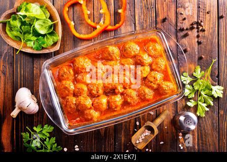 Le polpette di carne in agrodolce salsa di pomodoro. Vista superiore Foto Stock