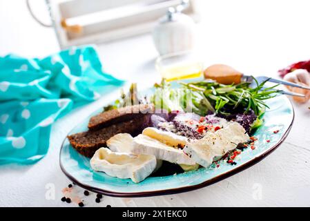 Camambrato, insalata di barbabietole e pane su piatto blu Foto Stock