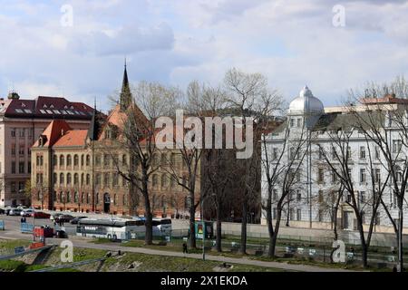 Architettura di Bratislava, Slovacchia. Vista sulla città vecchia dal Danubio. Nuvoloso giorno primaverile. Foto panoramica di splendidi edifici antichi. Foto Stock