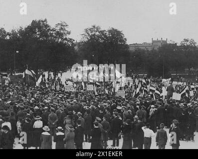 La folla ascolta gli oratori alla manifestazione contro i termini di pace. Berlino, Germania ca. 12 maggio 1919 Foto Stock