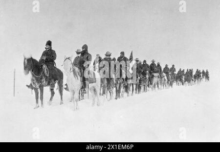 Ritorno degli esploratori di Casey dall'incontro a Wounded Knee, 1890--91." I soldati a cavallo perlustrarono la neve circa 1890-1891 Foto Stock