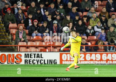 Walsall, Regno Unito. 16 aprile 2024. Il portiere di Walsall, Owen Evans, in azione durante la partita EFL Sky Bet League 2 tra Walsall e Swindon Town al Poundland Bescot Stadium di Walsall, Inghilterra, il 16 aprile 2024. Foto di Stuart Leggett. Solo per uso editoriale, licenza richiesta per uso commerciale. Non utilizzare in scommesse, giochi o pubblicazioni di singoli club/campionato/giocatori. Crediti: UK Sports Pics Ltd/Alamy Live News Foto Stock