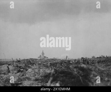 I tedeschi bombardano il villaggio di Rambucourt, i proiettili cadono sulla chiesa. Rambucourt, Mosa, Francia CA. Aprile 1918 Foto Stock