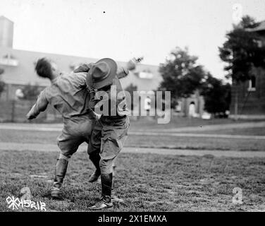 Esercitazione Jiu Jitsu per i soldati a Fort Myer Virginia - l'istruttore mette da parte la pistola calci indietro la gamba e manda l'avversario a terra CA. 1918 Foto Stock