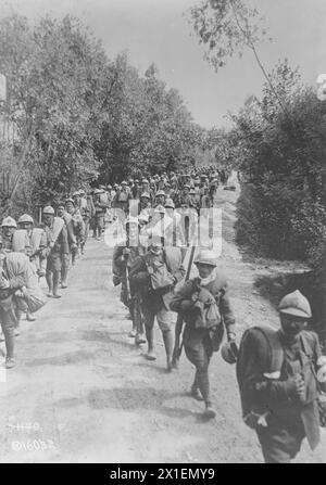 Foto della prima guerra mondiale: Soldati italiani in marcia ca. 1918 Foto Stock