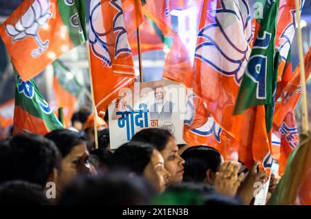 16 aprile 2024: Sostenitori del Bharatiya Janata Party (BJP) che detengono la bandiera del partito BJP in attesa della Road show di Narendra modi, durante una campagna elettorale a Guwahati, Assam, India il 16 aprile 2024. (Immagine di credito: © David Talukdar/ZUMA Press Wire) SOLO PER USO EDITORIALE! Non per USO commerciale! Foto Stock