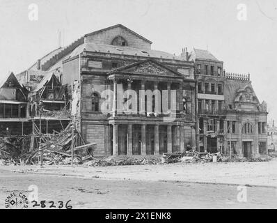 Il Teatro di San Quentin soffrì di un fuoco nemico; San Quentin, Francia ca. 1918 Foto Stock