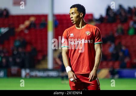 Walsall, Regno Unito. 16 aprile 2024. Douglas James-Taylor di Walsall durante la partita EFL Sky Bet League 2 tra Walsall e Swindon Town al Poundland Bescot Stadium di Walsall, Inghilterra, il 16 aprile 2024. Foto di Stuart Leggett. Solo per uso editoriale, licenza richiesta per uso commerciale. Non utilizzare in scommesse, giochi o pubblicazioni di singoli club/campionato/giocatori. Crediti: UK Sports Pics Ltd/Alamy Live News Foto Stock