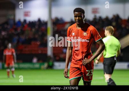 Walsall, Regno Unito. 16 aprile 2024. Modou Faal di Walsall durante la partita EFL Sky Bet League 2 tra Walsall e Swindon Town al Poundland Bescot Stadium, Walsall, Inghilterra, il 16 aprile 2024. Foto di Stuart Leggett. Solo per uso editoriale, licenza richiesta per uso commerciale. Non utilizzare in scommesse, giochi o pubblicazioni di singoli club/campionato/giocatori. Crediti: UK Sports Pics Ltd/Alamy Live News Foto Stock