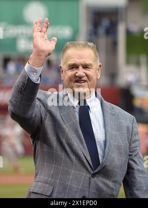 Kansas City, Stati Uniti. 22 maggio 2015. Ex Kansas City Royals e St. Whitey Herzog, manager della Hall of Fame dei Louis Cardinals, saluta i tifosi prima di una partita tra le due squadre al Kauffman Stadium di Kansas City, Missouri, venerdì 22 maggio 2015. (Foto di John Sleezer/Kansas City Star/TNS/Sipa USA) credito: SIPA USA/Alamy Live News Foto Stock